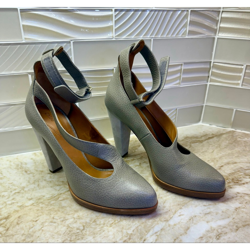 Chloé Gray Leather Ankle Strap Heels Size 8.5, pebble platform. Suede heel.